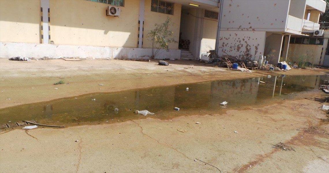 مستشفى الهواري ببنغازي يغرق في مياه الصرف الصحي (صور)