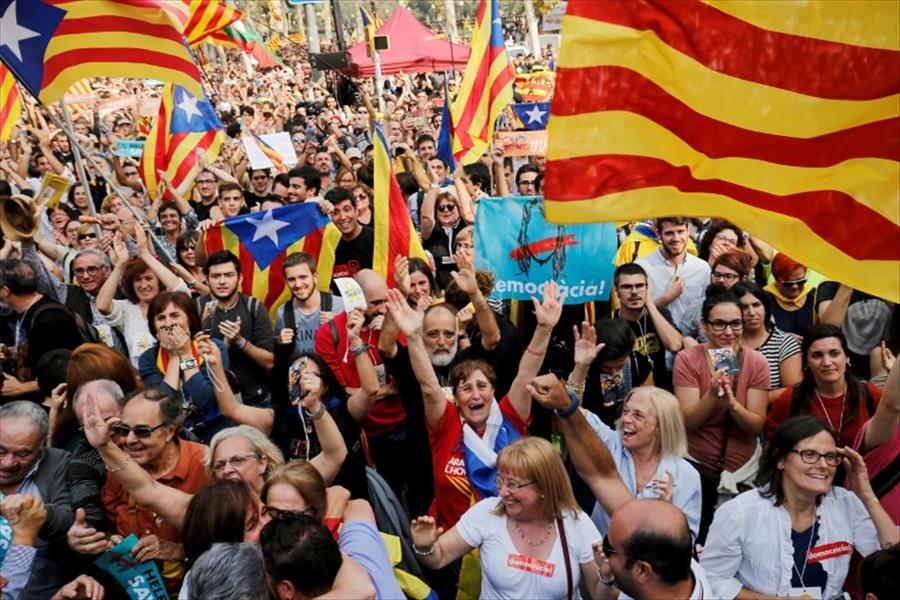 الآلاف في برشلونة يحتفلون بإعلان استقلال كتالونيا عن إسبانيا