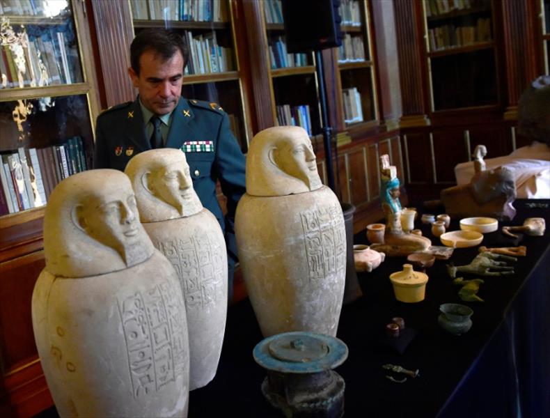 فرنسا تعيد لمصر قطعًا أثرية ضبطت بحقيبة بريطاني
