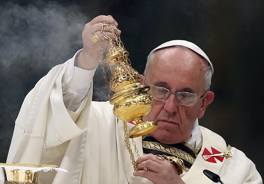 البابا يرأس قداسًا في الفاتيكان عشية عيد القيامة
