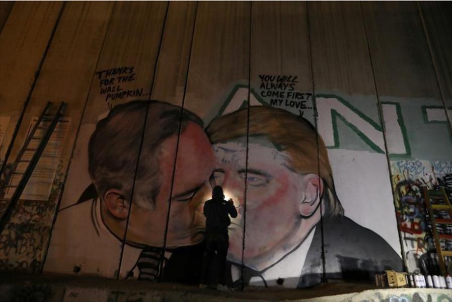 قبلة بين ترامب ونتنياهو: غرافيتي جديد يظهر في فلسطين