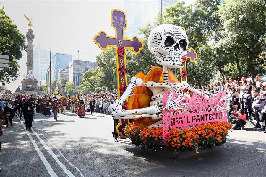 تكريم المسعفين بموكب «يوم الموتى» في المكسيك