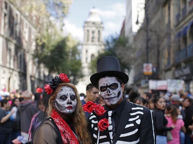 تكريم المسعفين بموكب «يوم الموتى» في المكسيك