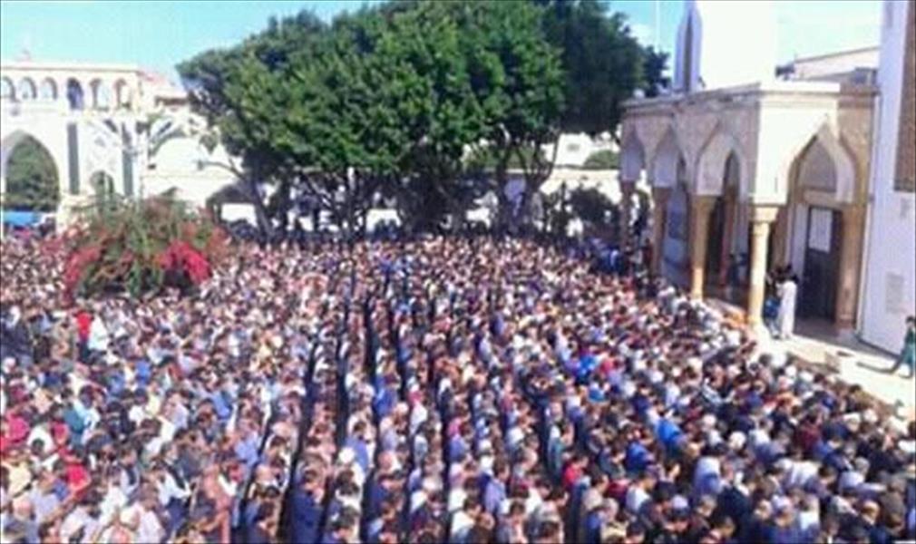 جنازة ضحايا القصف الجوي بدرنة تتحول إلى مظاهرة استنكار (صور)