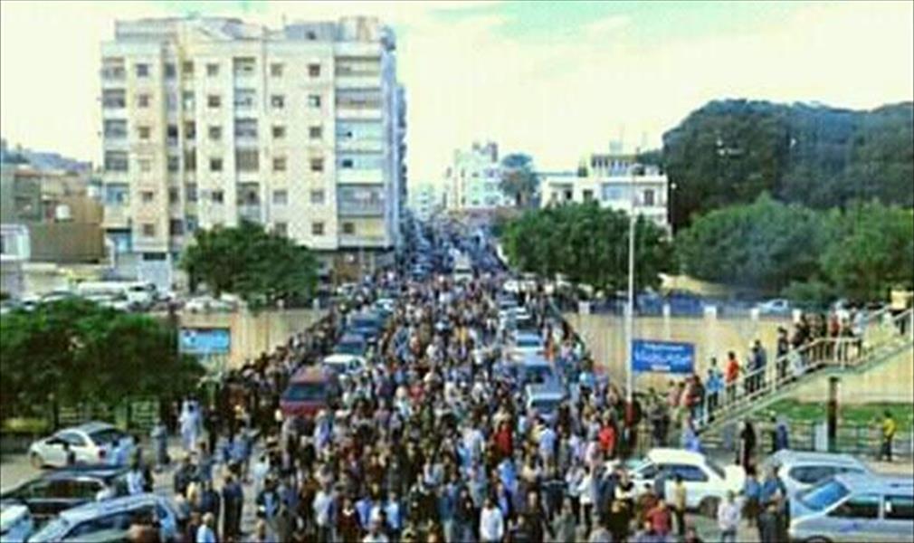 جنازة ضحايا القصف الجوي بدرنة تتحول إلى مظاهرة استنكار (صور)