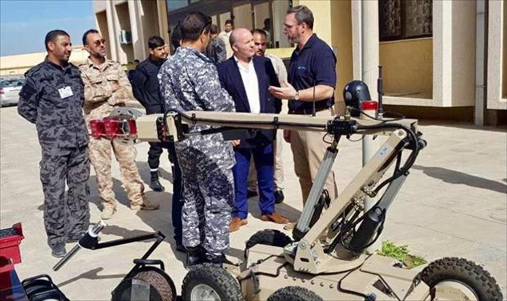 منظمة «جانوس» تدرب عسكريين ليبيين على معـدات لإزالة الألغام من سرت