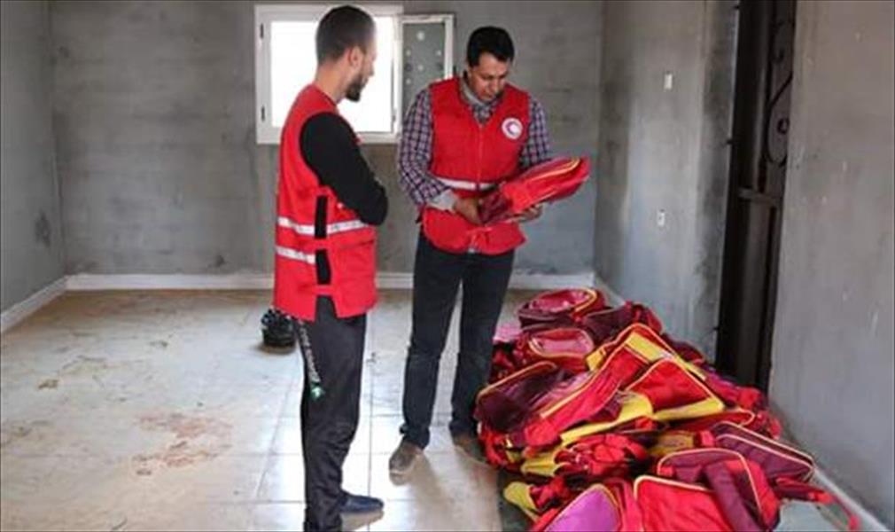 لجنة المساعدات توزِّع 1000 حقيبة على طلاب بلدية الساحل
