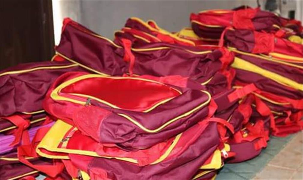 لجنة المساعدات توزِّع 1000 حقيبة على طلاب بلدية الساحل