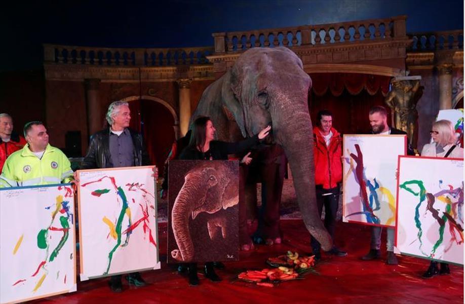 بيع لوحات رسمتها أنثى فيل في مزاد بالمجر