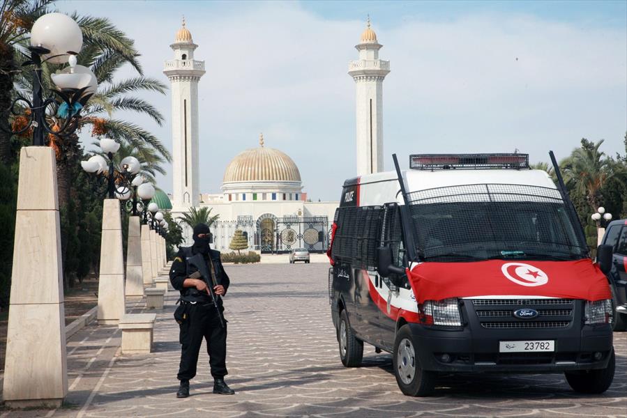 امرأة تهاجم رجال شرطة بسيارتها في تونس العاصمة