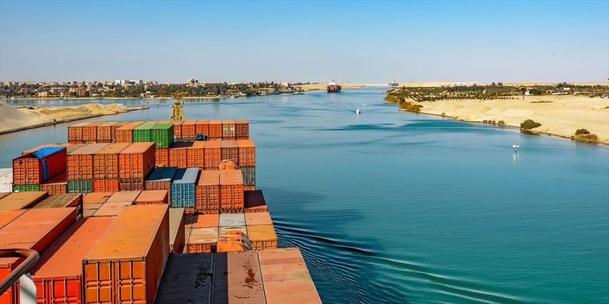 ارتفاع إيرادات قناة السويس المصرية 3.4% إلى 4.343 مليار دولار في 10 ‬أشهر