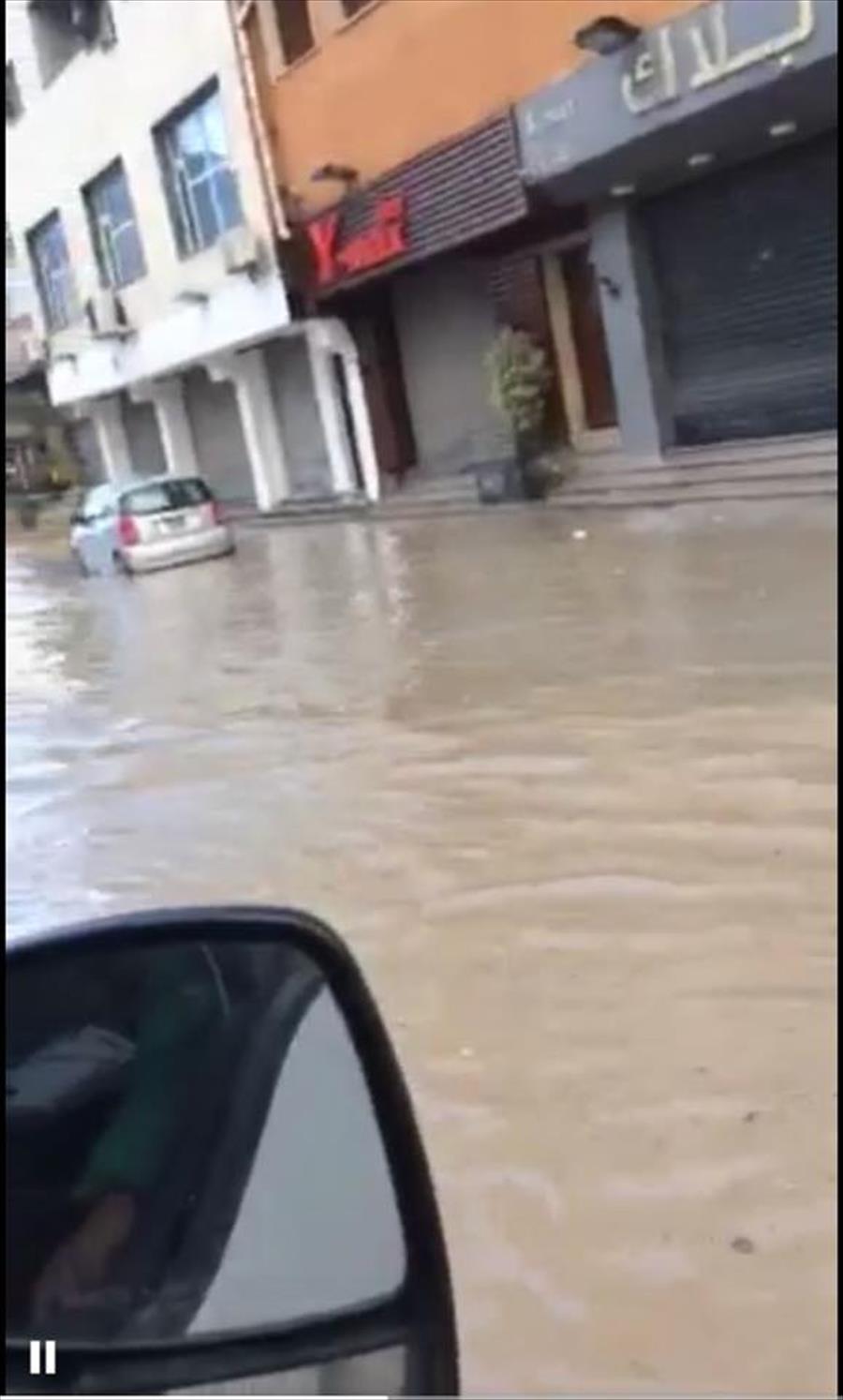 بالصور.. السيول تُغرق شوارع طرابلس