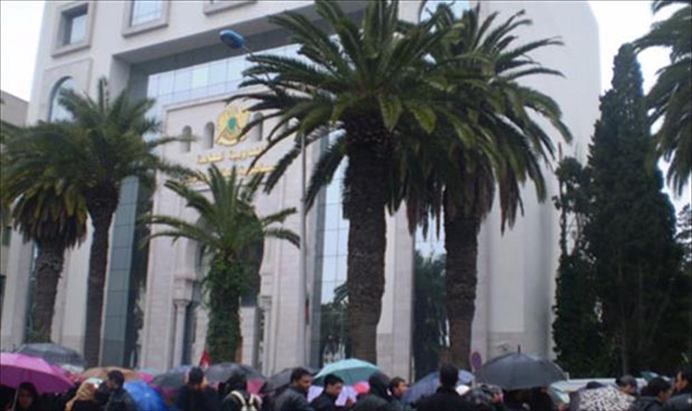 إيقاف 26 موظفًا بسفارة ليبيا في تونس عن العمل
