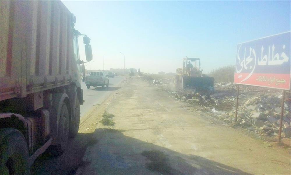 إزالة المخلفات وهياكل السيارات والقمامة من شوارع بنغازي