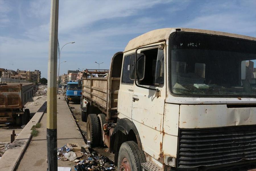 إزالة المخلفات وهياكل السيارات والقمامة من شوارع بنغازي