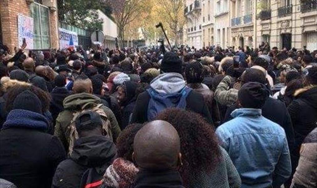بالصور: تظاهرة أمام سفارة ليبيا بباريس احتجاجًا على ممارسات ضد المهاجرين 