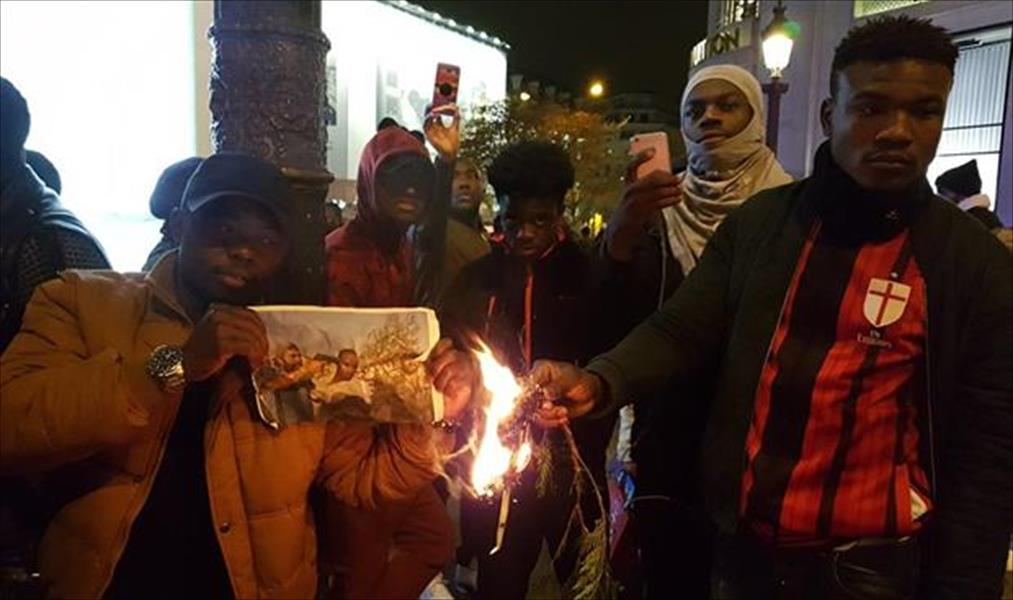 بالصور: تظاهرة أمام سفارة ليبيا بباريس احتجاجًا على ممارسات ضد المهاجرين 