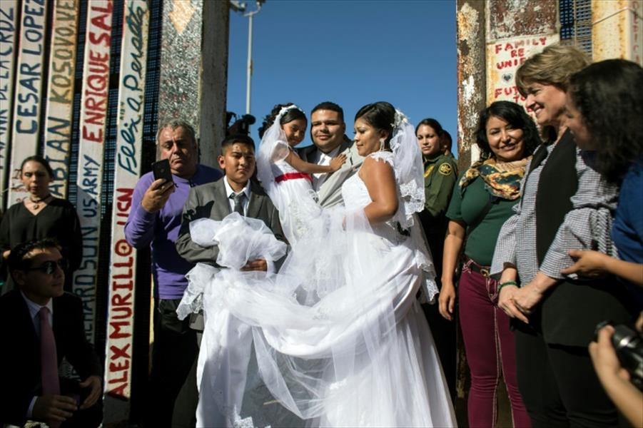 حفل زفاف بالحدود الأميركية المكسيكية يتحدى سياسة ترامب