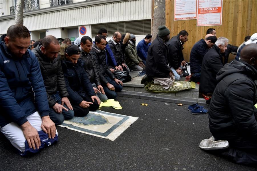 فرنسا تعتزم «منع» المسلمين من الصلاة في أحد شوارع ضاحية باريس