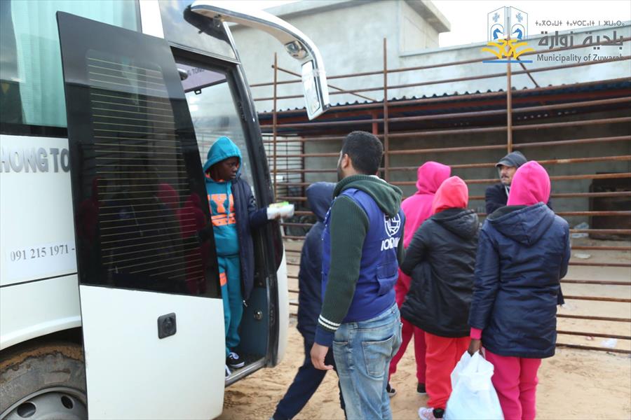 ترحيل 82 مهاجرًا من زوارة إلى مطار معيتيقة