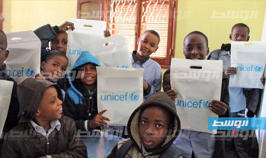 توزيع مواد قرطاسية على تلاميذ مدرسة «الجالية الأفريقية» في سبها