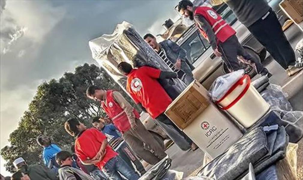 «الهلال الأحمر» يوزع مساعدات على سكان مصيف دريانة القديم شرق بنغازي