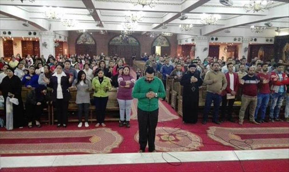 كنيسة مصرية تؤدي صلاة الغائب على شهداء «مسجد الروضة»