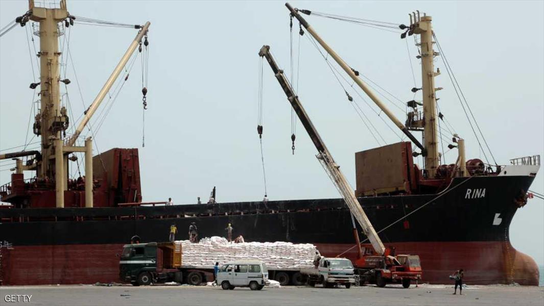 التحالف يسمح بدخول أول سفينة مساعدات لميناء الحديدة اليمني