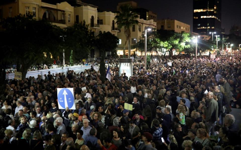 آلاف الإسرائيليين يشاركون في «مسيرة العار» ضد الفساد الحكومي