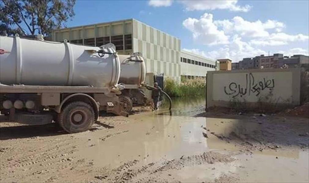 شركة الصرف الصحي تباشر شفط المياه الراكدة في مدرسة الشيماء ببنغازي