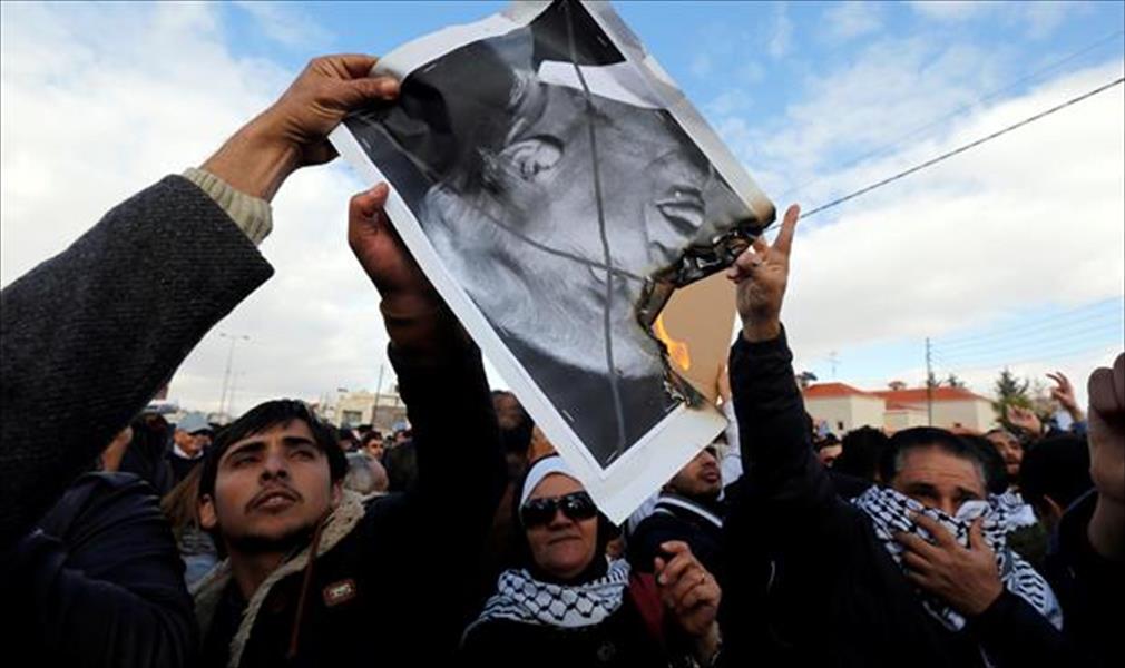 متظاهرون في الأردن يحرقون صور ترامب وعلم إسرائيل