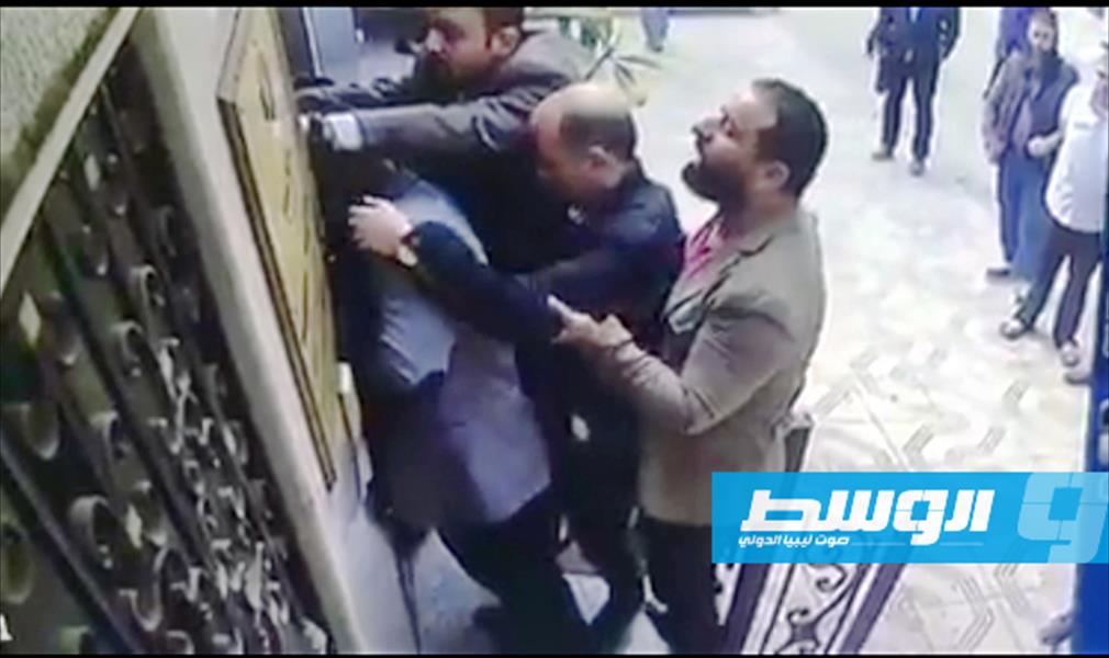بالفيديو: المندوبية الليبية في القاهرة تتعرض لمحاولة اقتحام 