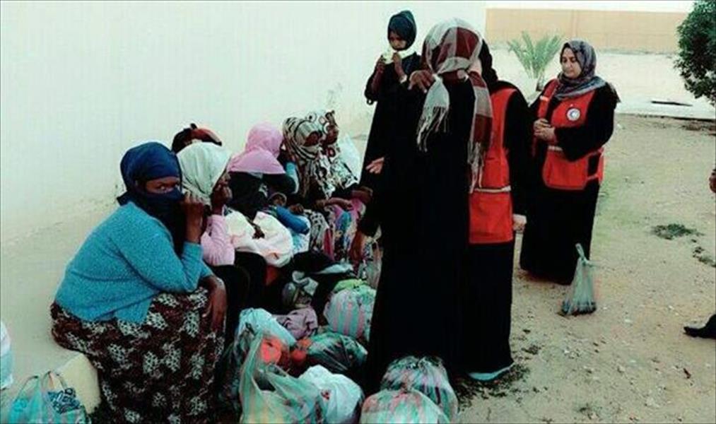 «الهلال الأحمر» تسلم مساعدات إنسانية لمركز إيواء قنفودة
