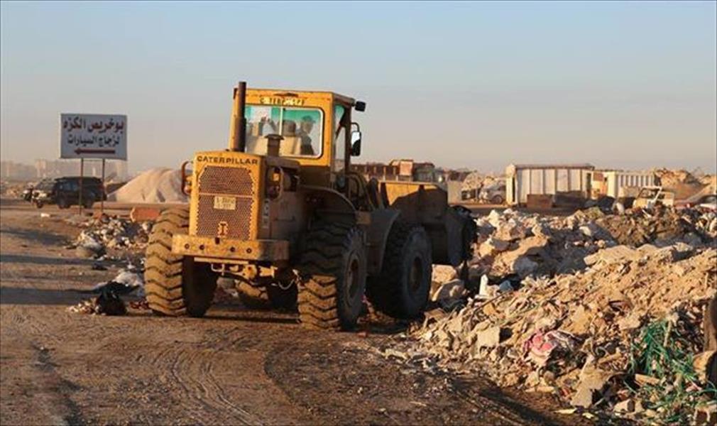 بلدية بنغازي تطالب المواطنين بعدم إلقاء القمامة على جوانب الطرق العامة