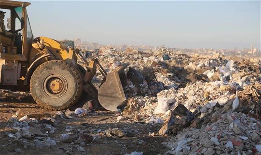 بلدية بنغازي تطالب المواطنين بعدم إلقاء القمامة على جوانب الطرق العامة