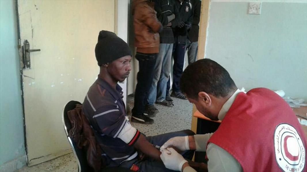 «الهلال الاحمر» يقدم مساعدات إنسانية للمهاجرين غير الشرعيين شرق بنغازي