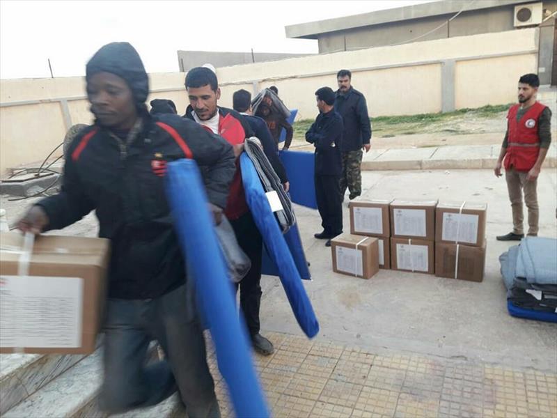 «الهلال الاحمر» يقدم مساعدات إنسانية للمهاجرين غير الشرعيين شرق بنغازي