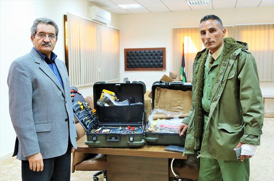 بلدية بنغازي تتسلم معدات خاصة بنزع الألغام