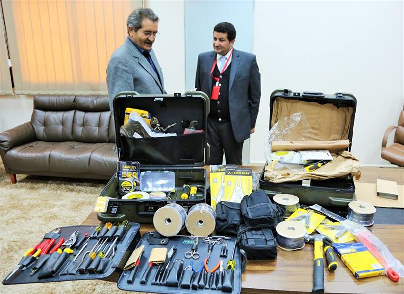 بلدية بنغازي تتسلم معدات خاصة بنزع الألغام