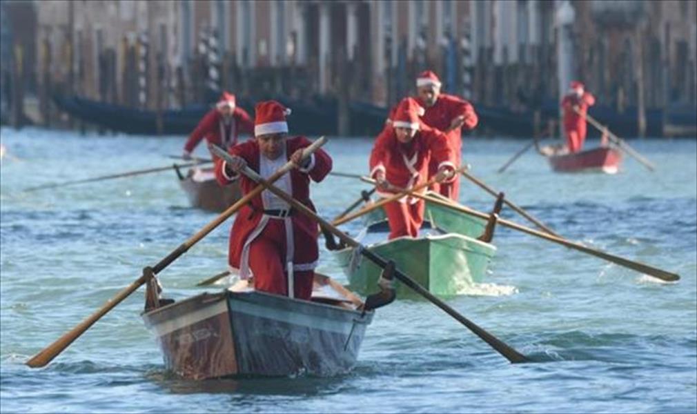 سباق قوارب لـ«سانتا كلوز» في البندقية