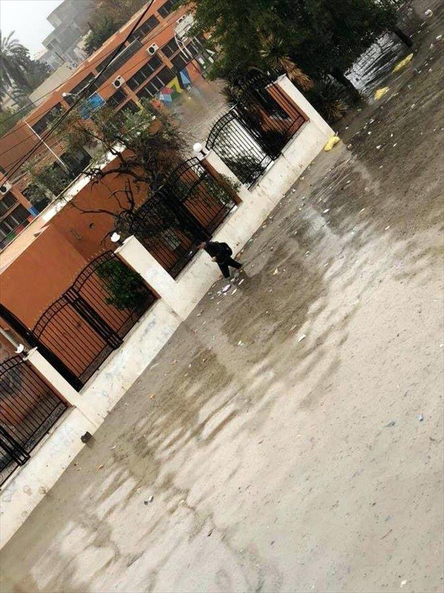 بالصور: أمطار غزيرة بطرابلس وهيئة السلامة تحذر المواطنين