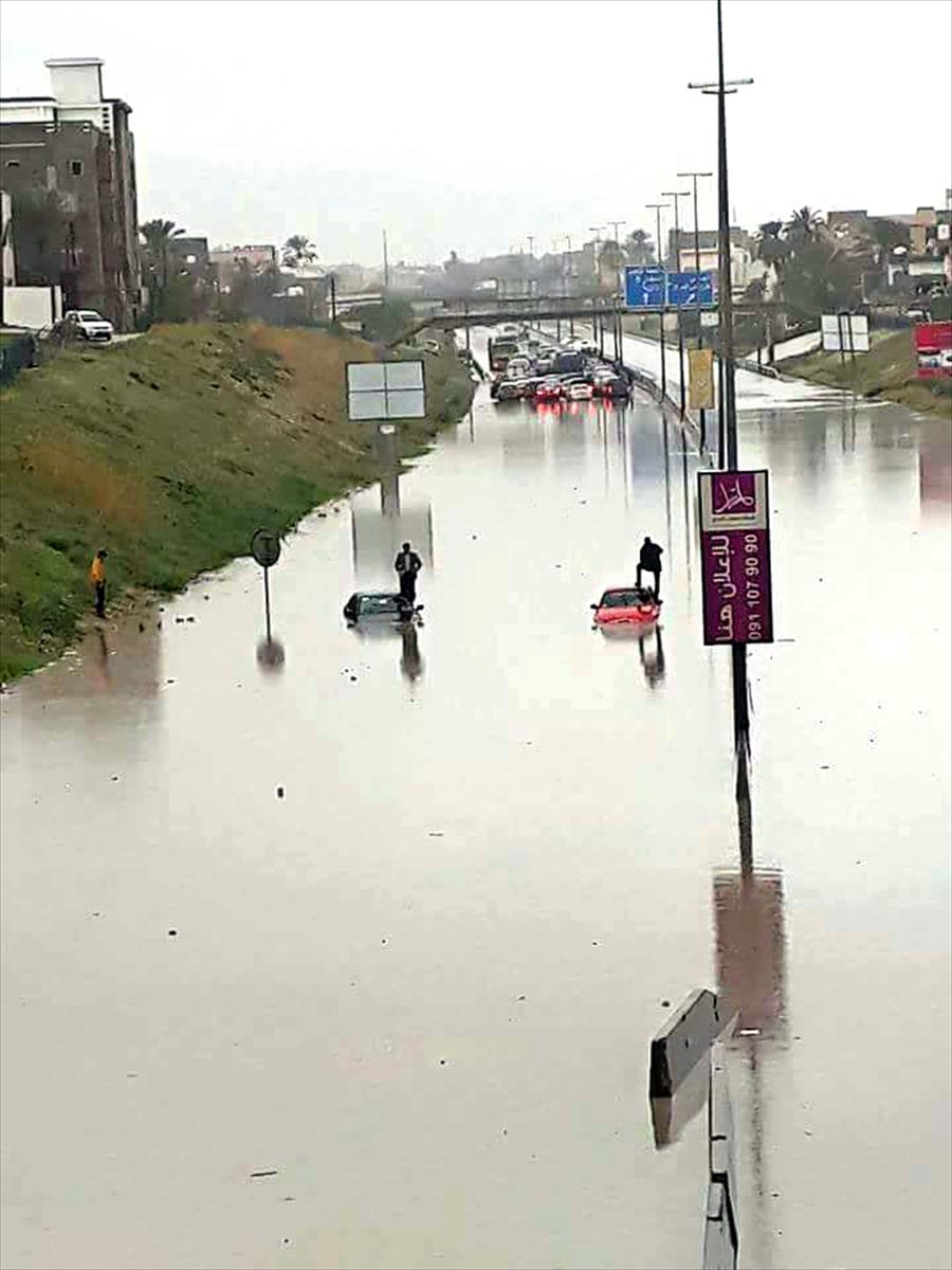 بالصور: أمطار غزيرة بطرابلس وهيئة السلامة تحذر المواطنين
