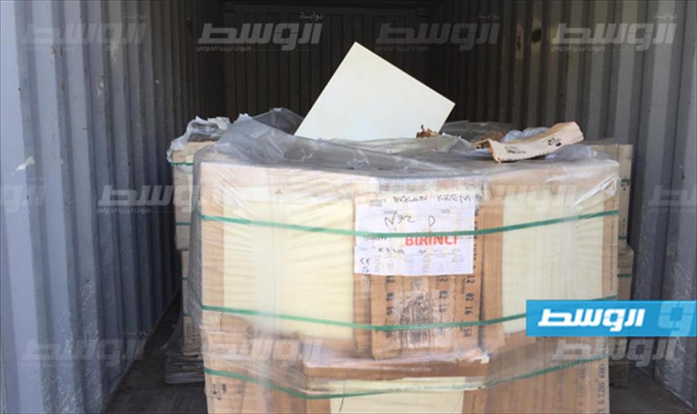 مصادرة حاويات لشركة وهمية تحوي مياهًا معدنية وحجارة في ميناء طبرق