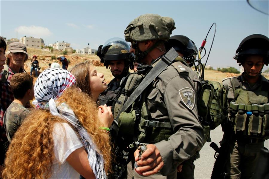 محكمة إسرائيلية تمدد اعتقال فتاة فلسطينية ضربت جنديين