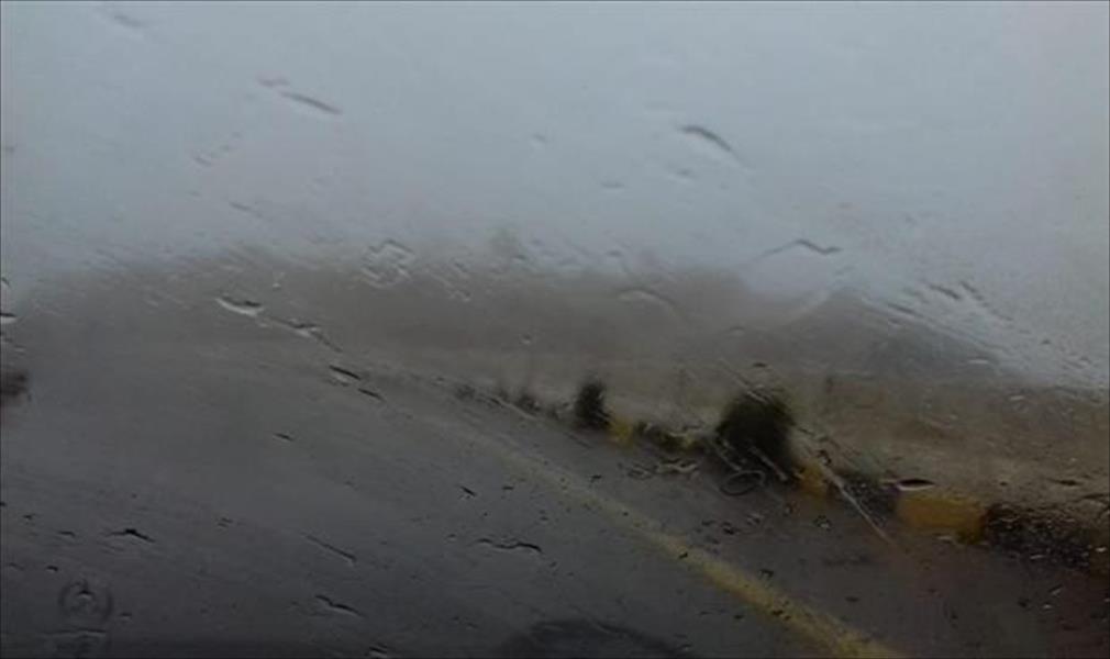 الأمطار الغزيرة تعوق حركة السير على طريق طرابلس - القريات