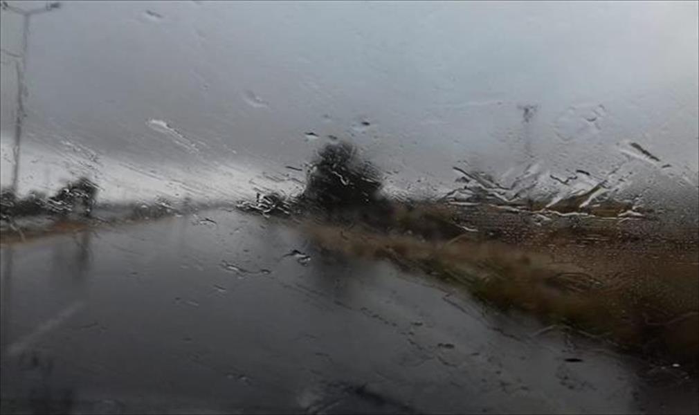 الأمطار الغزيرة تعوق حركة السير على طريق طرابلس - القريات