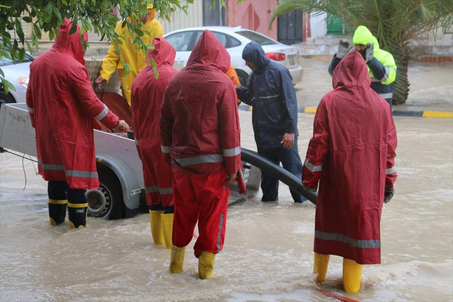 بالصور: هيئة السلامة الوطنية تواجه السيول بشوارع صبراتة