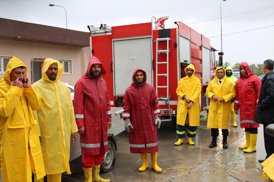 بالصور: هيئة السلامة الوطنية تواجه السيول بشوارع صبراتة