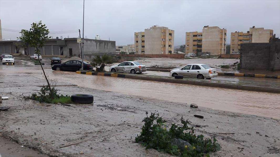 بلدية ترهونة تفتح مسارات بديلة لطريق سوق الخميس بعد هطول الأمطار الغزيرة