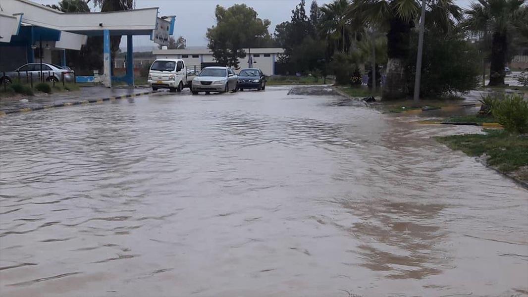 بلدية ترهونة تفتح مسارات بديلة لطريق سوق الخميس بعد هطول الأمطار الغزيرة